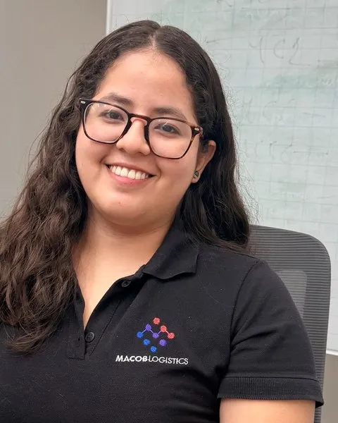 Isabela Piloso, Operaciones · MacobLogistics